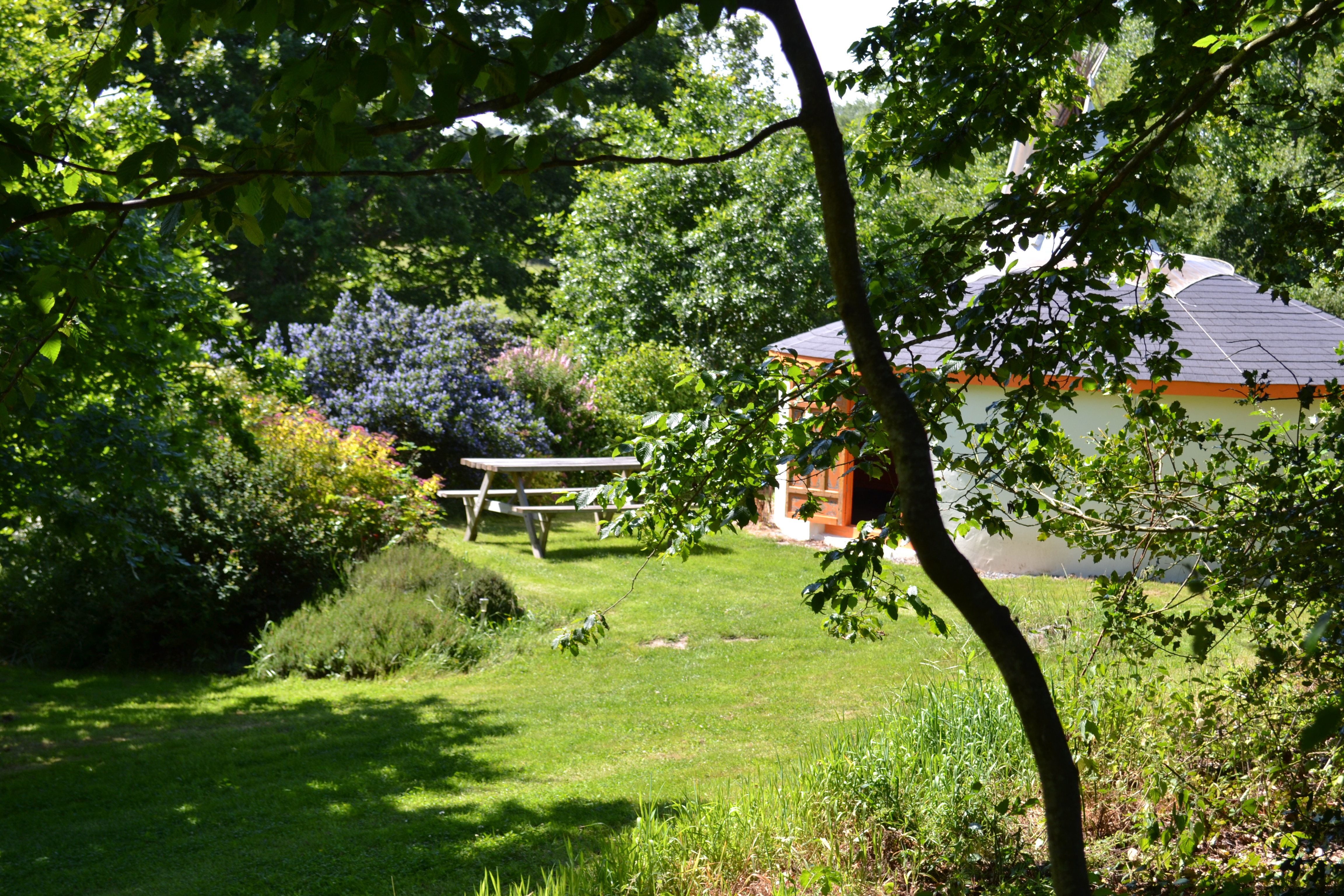 Vous apprécierez le calme et la tranquilité du jardin paysagé, en harmonie totale avec la yourte et le tipi. Vivez un moment de détente et de bien-être, offrez-vous un séjour insolite.